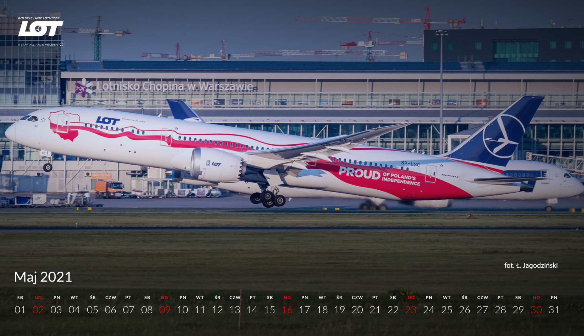 Календарь лот в резолюции 2500x1400 мая 2021 года с стартовым Dreamliner и аэропортом на заднем плане